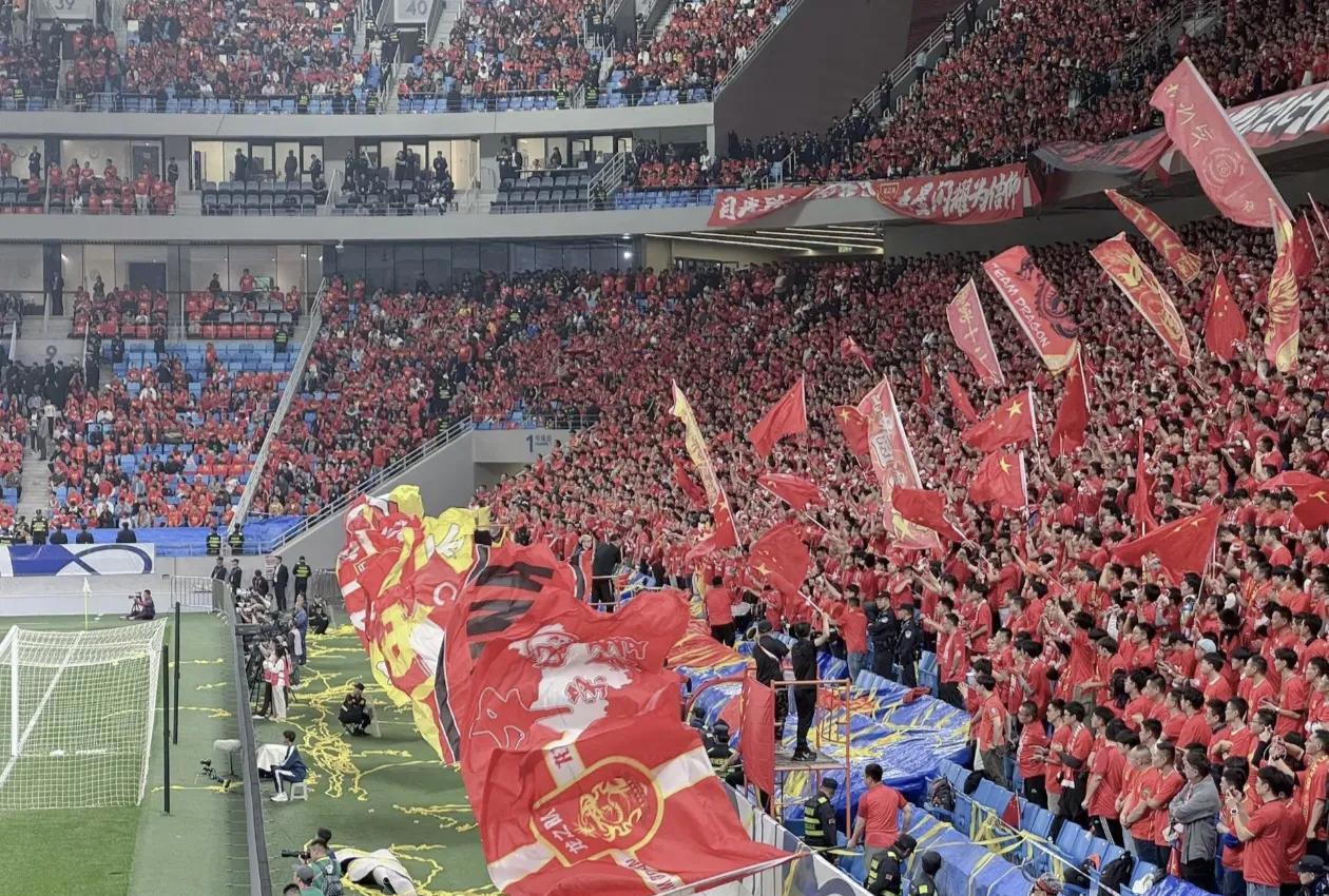 胜负悬念不断，球迷为比赛加油助威