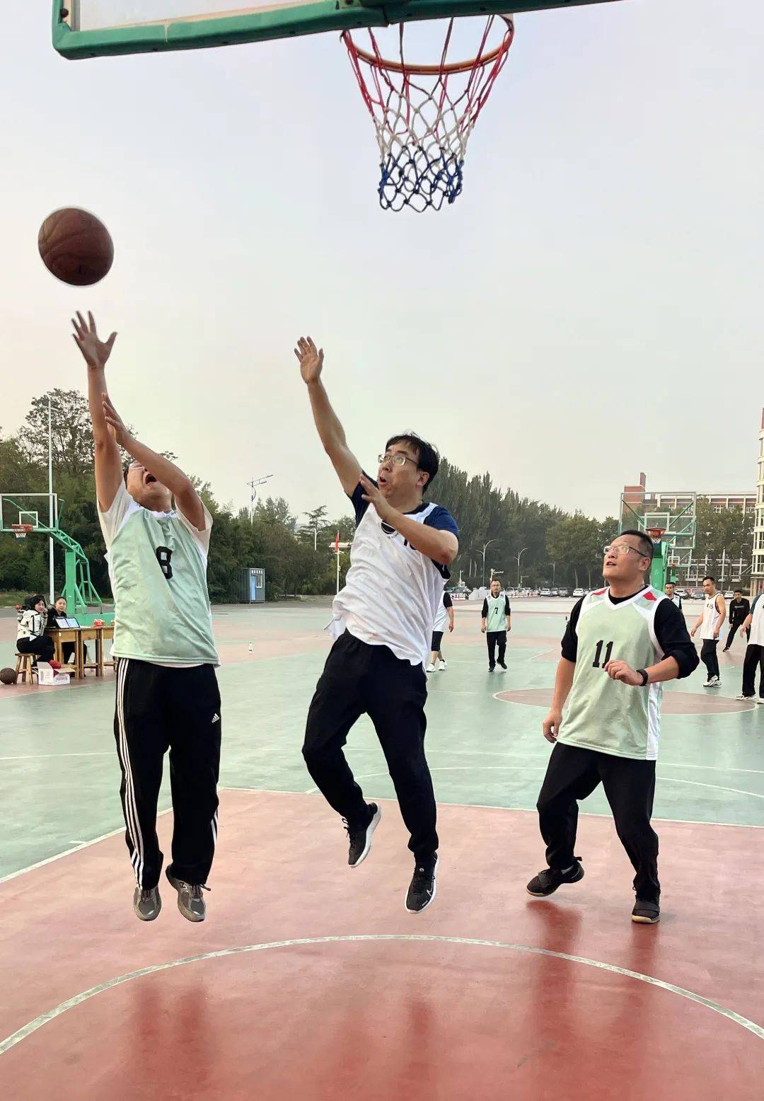 篮球赛场上的精彩瞬间再度上演，球队表现喜忧参半的简单介绍