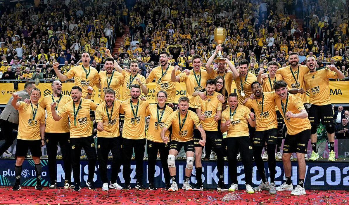 波兰队取得连胜，稳居小组榜首