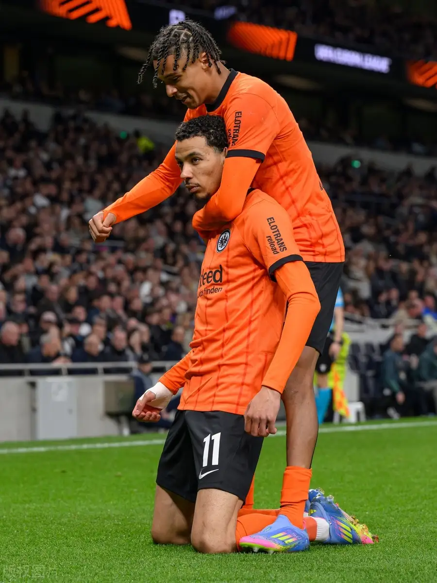 欧预赛焦点战即将上演,球迷热情支持自己所爱的简单介绍 欧预赛焦点战即将上演,球迷热情支持自己所爱的简单介绍