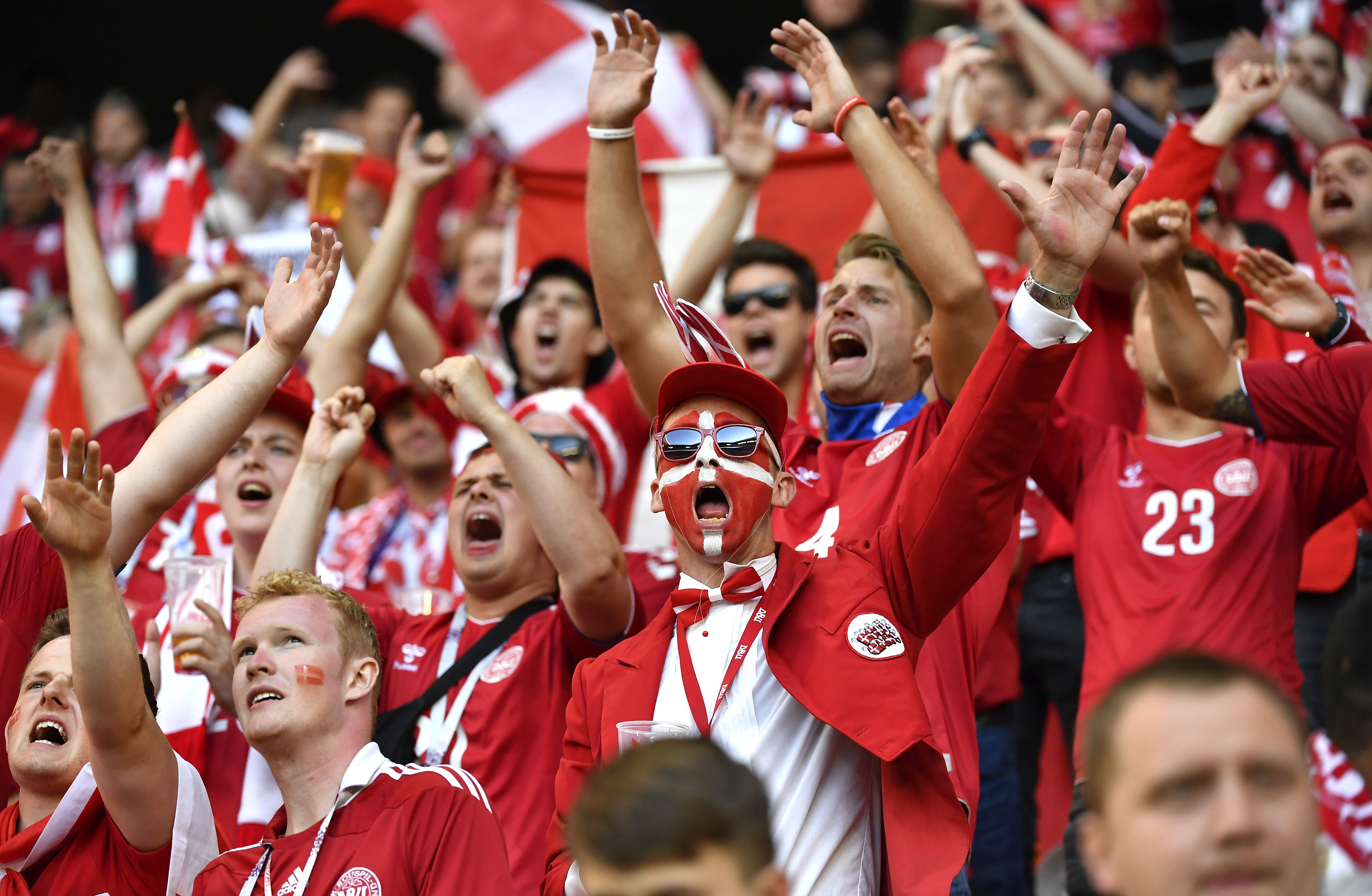 欧洲国家联赛赛事现场气氛热烈，球迷尽情欢呼的简单介绍